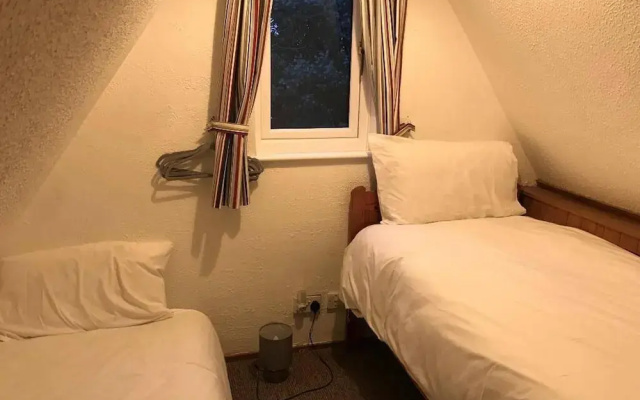 Chalet-sleeps6-parking-garden-pool