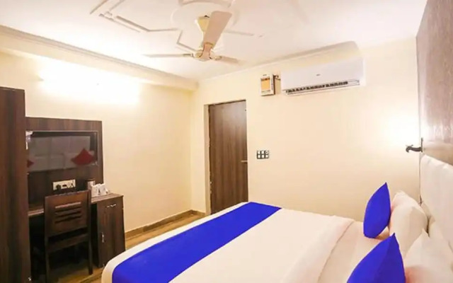 Fabhotel Lazeeno