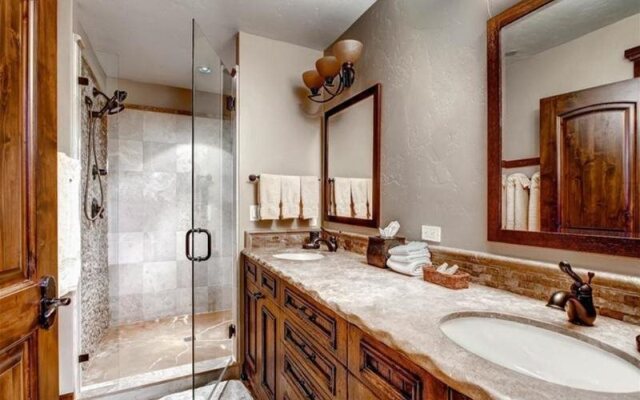 5 O Clock Lodge Peak 8 Private Home by Pinnacle Lodging