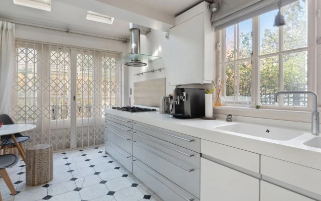 Spacious Designer 2 Bedroom Maisonette With Garden in Chelsea, London
