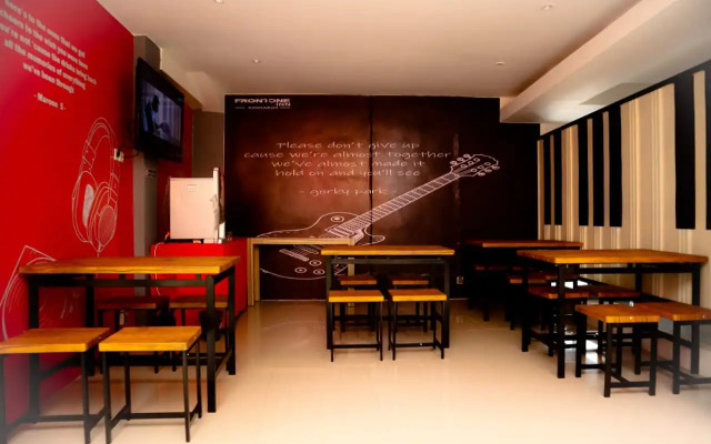 Front One Inn Sidoarjo