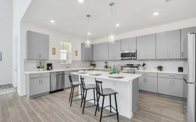 Upstay - Spacious Lakefront Home Near Disney