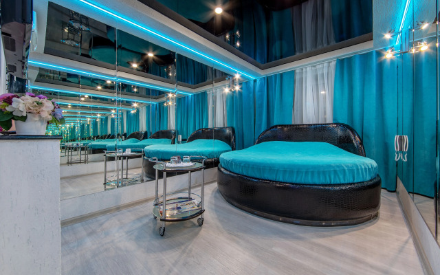 Alex Hotel on Rybatskaya