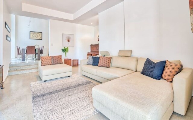 Spacious Home In New Farm For 6 W/ Parking