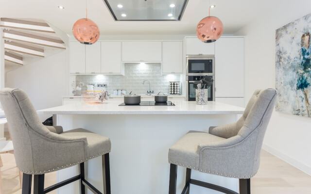Modern, Brand New Townhouse in Bath