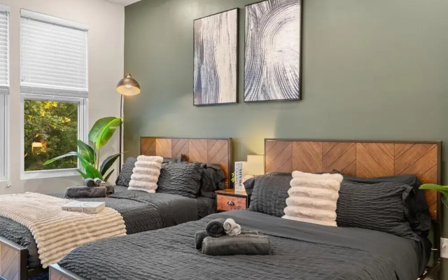 Luxe King 3BR Townhouse in Uptown CLT