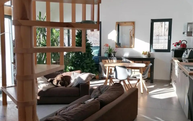 Maison dans parc clôturé
