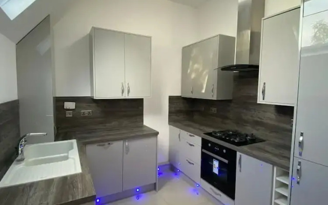 Remarkable 2-bed Penthouse in Wolverhampton