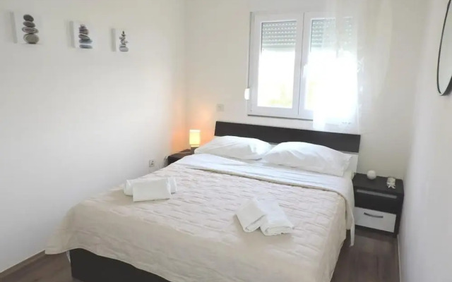 Pet - 20m From the sea - H