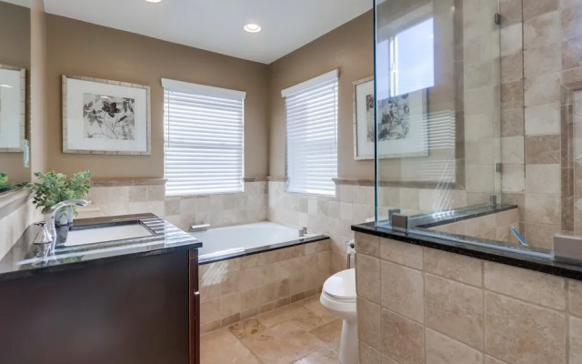 Beautiful Backyard Oasis 5 bedroom 3 Bathroom Home