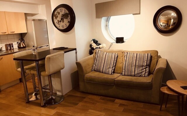 1 Bed Luxe Dockland Apartment - Free parking