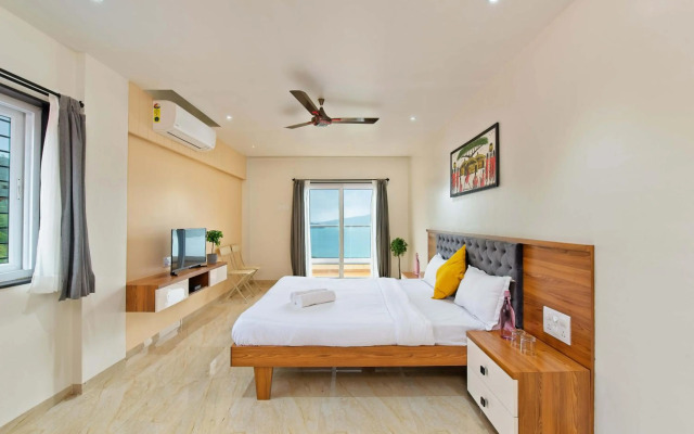 SaffronStays Riverdale, Mulshi - Lakefront villa with pool and mountain view