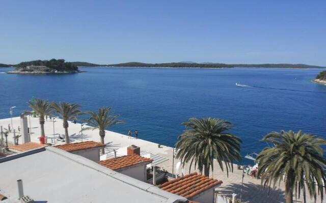 3 A beautiful apartment with a sea view