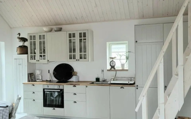 Mysigt hus i liten by nära havet