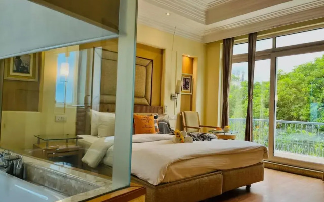 BluO 3BHK - DLF Galleria | BathTub, Balcony