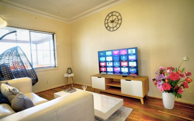 Wollongong train station holiday house – Guest Rooms – Wollongong