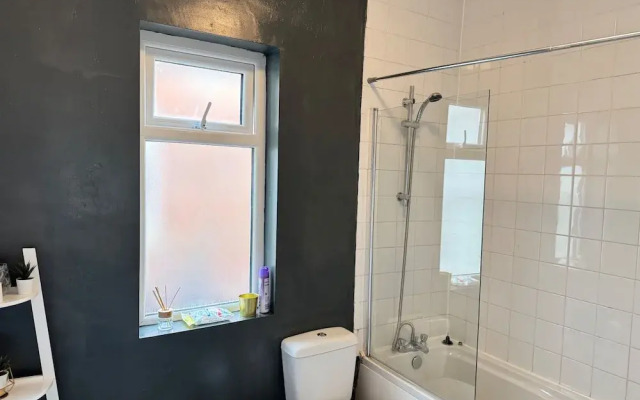 Manchester - House - Sleeps 6 - Parking - Garden