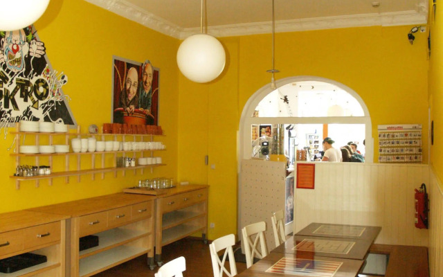 HappyGoLucky Hotel & Hostel