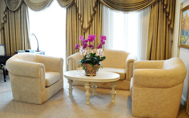 Palace International Hotel