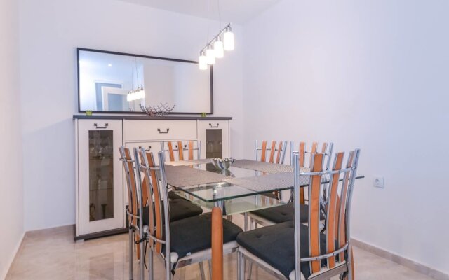 FM Deluxe 2-BDR Apartment - Simplisico