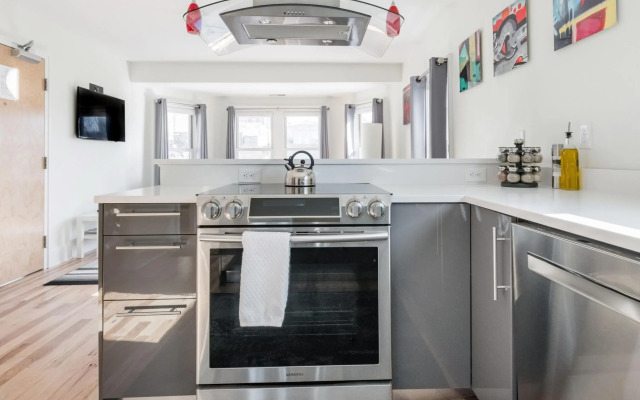 Downton Annie Apartment Three 2BD 1BA Parking
