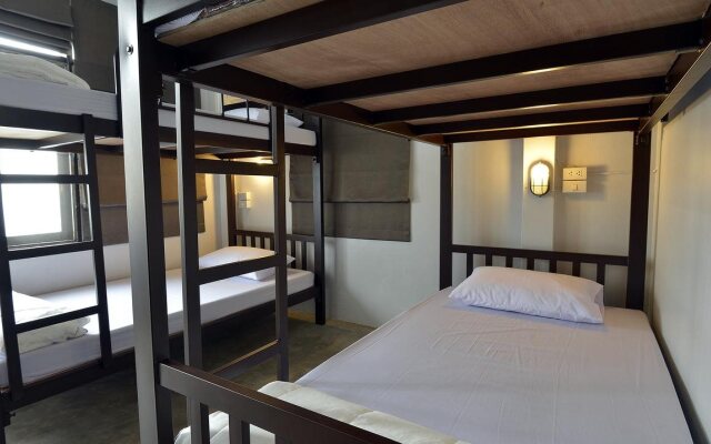 Some Rest Hostel Khao San