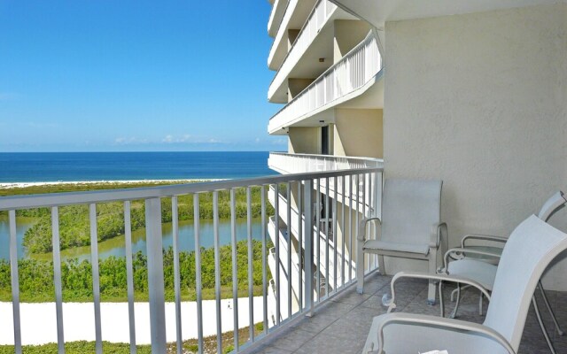 Beachfront Condo With Pool and Balcony Facing Beach