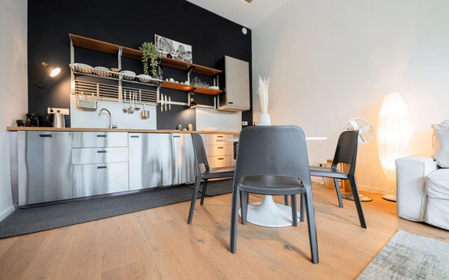 Designer 1BR Apartment with Pool & Prkg