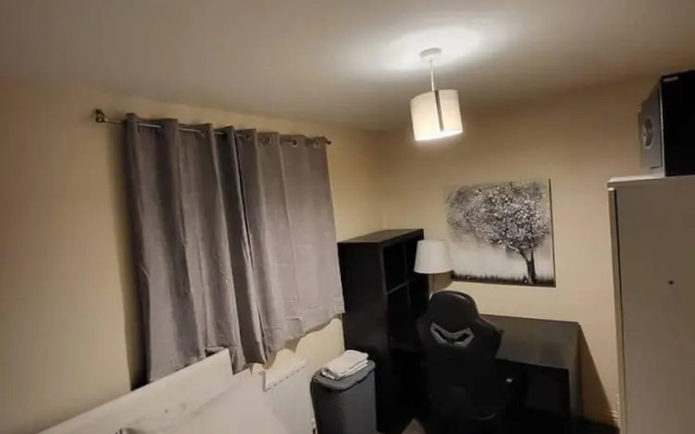 Lovely 4 Bedroom Home With Private Parking
