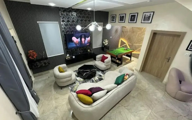 Bizzare Luxury Apartment