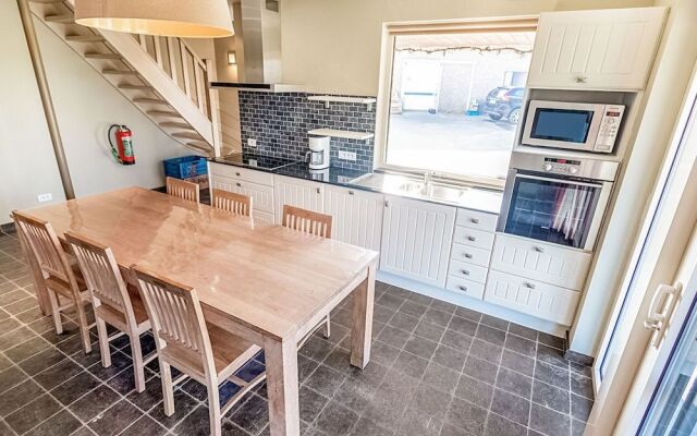 Serene Holiday Home in Gijverinkhove With Terrace, Garden