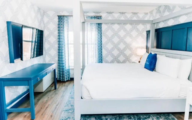 Salem Waterfront Hotel & Suites