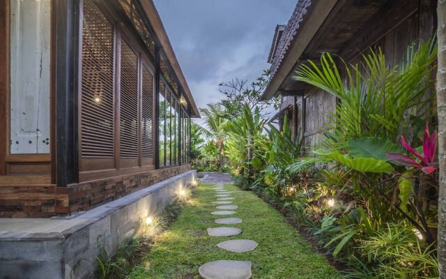 Picturesque Private Joglo Villa Near Monkey Forest