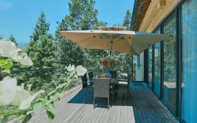 Two Mountains Villa & Courtyard