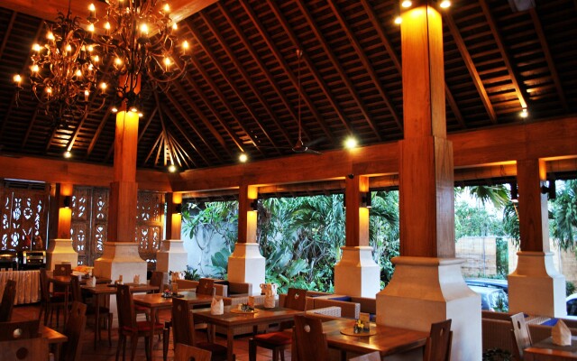 Villa Kayu Raja