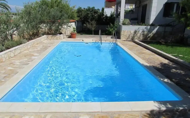 4 Bed Villa Sleeps 9 - Pool, Pets, Garden, Parking