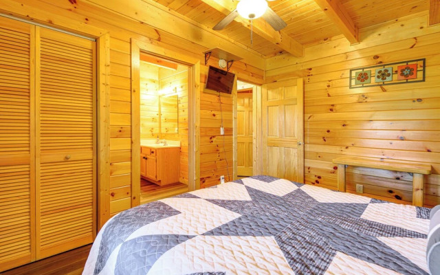 Sevierville Cabin w/ Hot Tub & Deck!