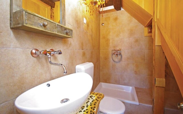 Beautiful Home in Tucepi With Jacuzzi, Wifi and 2 Bedrooms