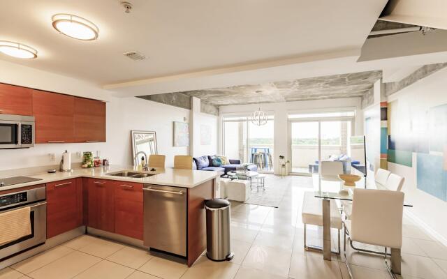 Hang Ten- Large Townhome, lux amenities, parking