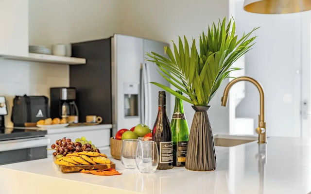 The Outrider by AvantStay Chic Stay Close to Broadway