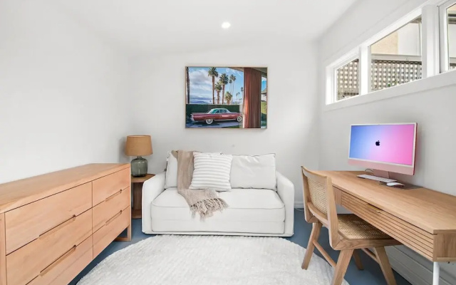 Wellness Escape: 1-bed Home + Studio & Sauna