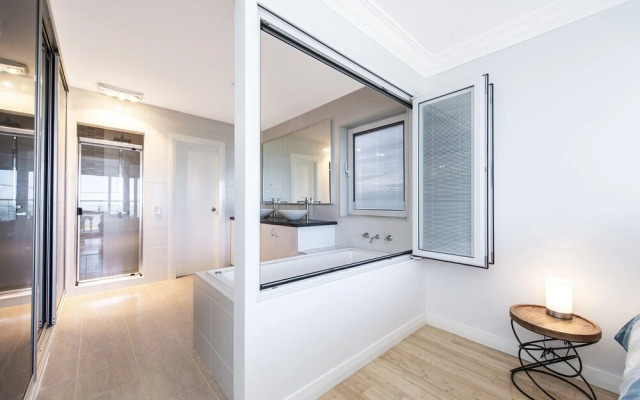 Ocean Sunset - Luxury Apartment With Ocean Views