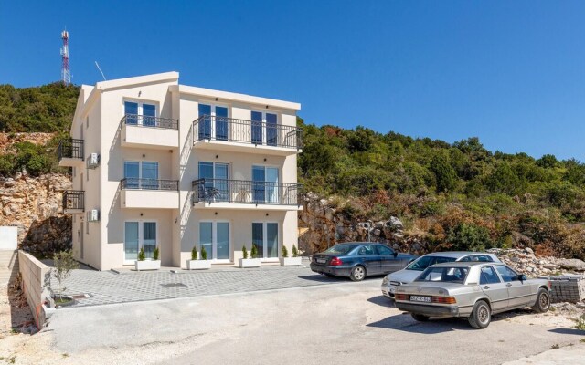 Stunning Apartment in Komarna With Wifi and 3 Bedrooms