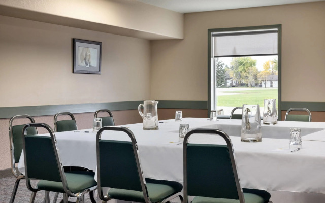 Super 8 by Wyndham Swan River MB