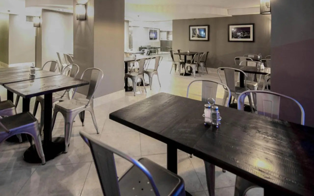 Hotel Faubourg Montreal - ex Holiday Inn Express Hotel & Suites Centr