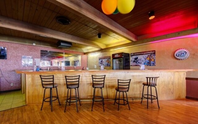 American Best Inn By OYO I-35 Perry near Lake McMurtry