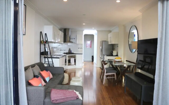 Elegant 2 Bedroom House in Inner City Oasis
