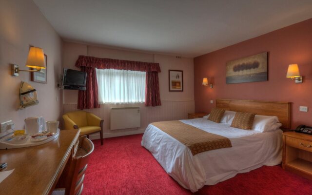 The Longshoot Hotel by Greene King Inns