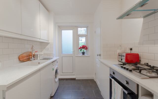 Spacious 3 Bedroom Flat Near Vibrant Camberwell