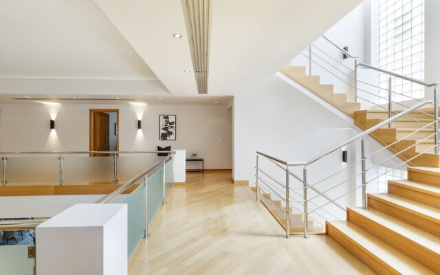 Eos Urban Villa by UPSTREET